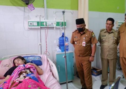 Sekda Budhi Besuk Siswa Keracunan MBG di Rumah Sakit 