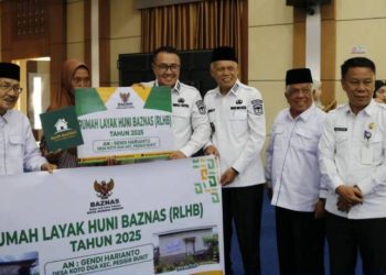 Wako Alfin Serahkan Sembako Ramadhan dan Bantuan Renovasi Rumah
