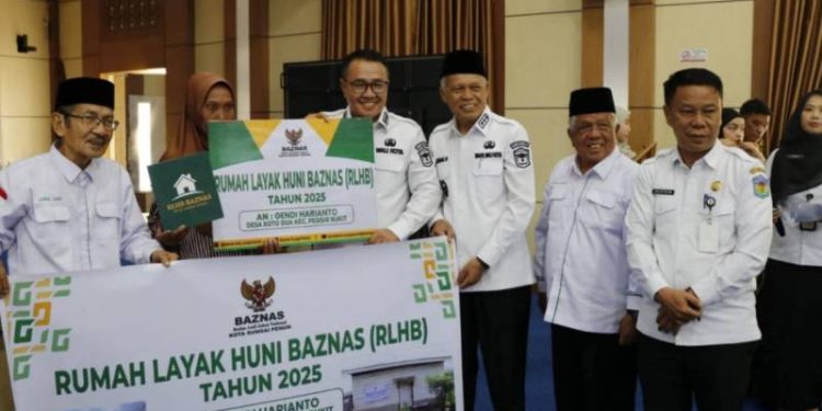 Wako Alfin Serahkan Sembako Ramadhan dan Bantuan Renovasi Rumah