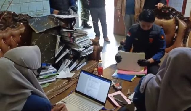 Tim penyidik Kejari Sungai Penuh saat melakukan pengeledahan