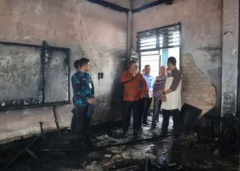 Walikota Sungai Penuh Alfin saat meninjau Gedung SMP Negeri 2 terbakar