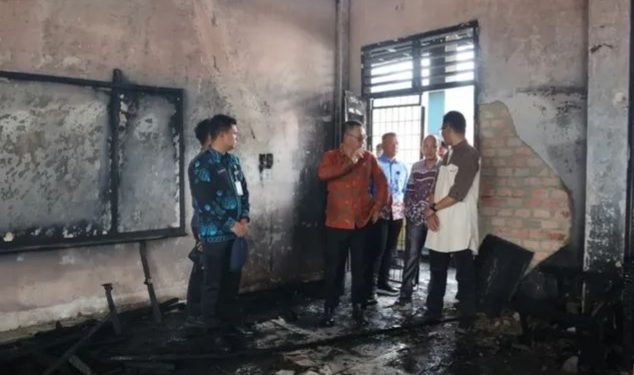 Walikota Sungai Penuh Alfin saat meninjau Gedung SMP Negeri 2 terbakar