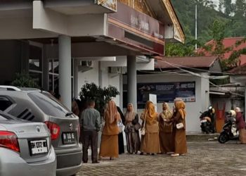 Sejumlah Nasabah Bank Jambi Sungai Penuh mendatangi kantor Cabang