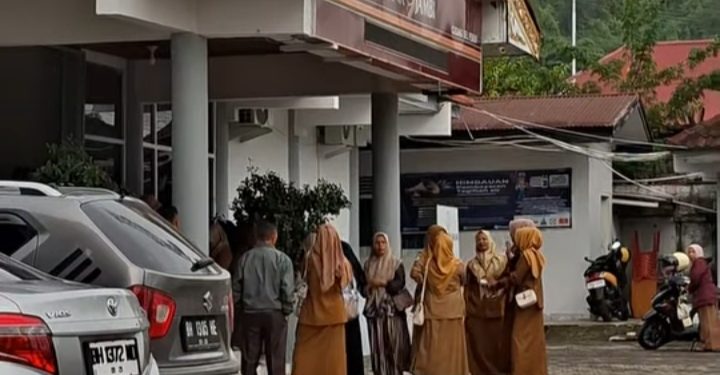 Sejumlah Nasabah Bank Jambi Sungai Penuh mendatangi kantor Cabang