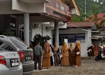 Nasabah Bank 9 Jambi mendatangi kantor Cabang Sungai Penuh