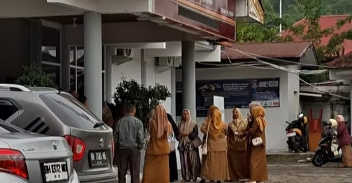 Nasabah Bank 9 Jambi mendatangi kantor Cabang Sungai Penuh