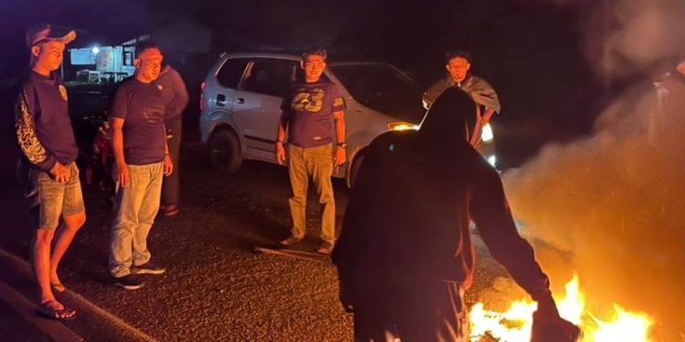 Polsek Jaluko saat Bubarkan Remaja Bakar Ban di Jalinsum