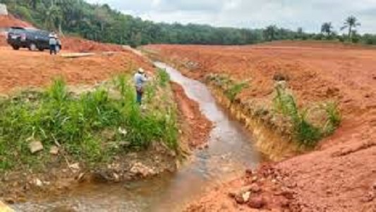 Diduga Alihkan Alur Sungai di Tebo