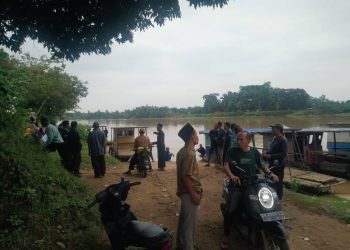 Warga saat melakukan pencarian korban