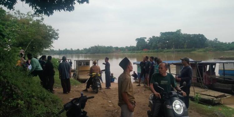 Warga saat melakukan pencarian korban