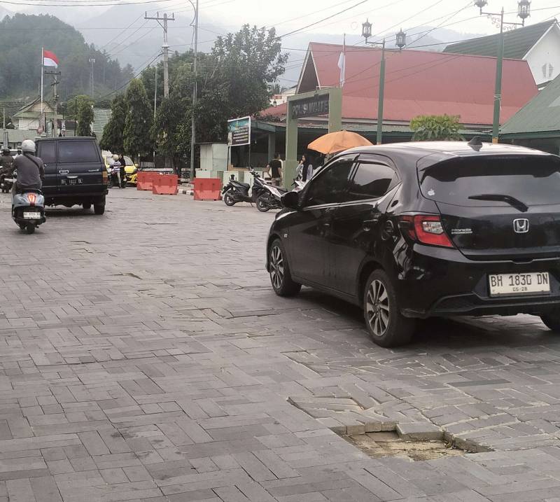 Jalan Batu Andesit Depan Gedung Nasional Rusak Parah