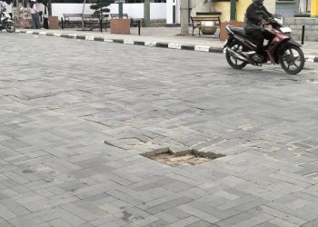 Jalan Batu Andesit Depan Gedung Nasional Rusak Parah