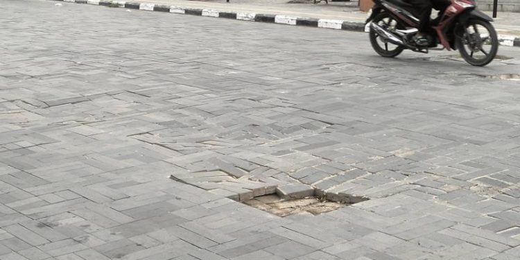 Jalan Batu Andesit Depan Gedung Nasional Rusak Parah
