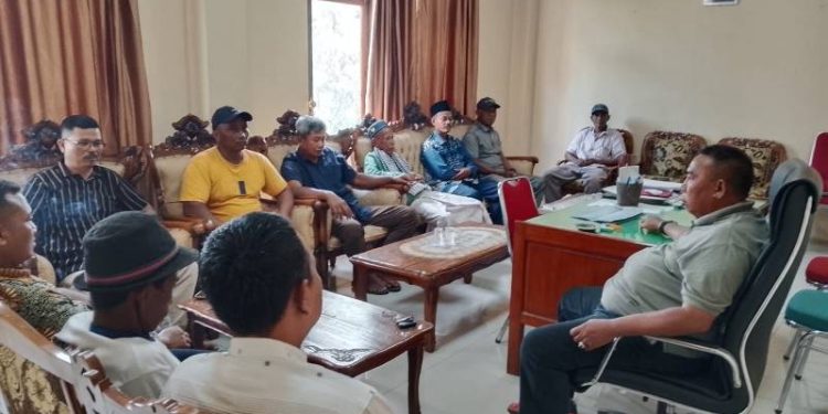 Warga Sungai Bengkal Tebo Geruduk Kantor Camat dan Tagih Janji Bupati 