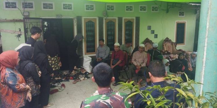 Kecelakaan Kereta Api Bekasi: Seorang Mahasiswi Asal Jambi ikut jadi Korban, Jenazah Disambut Tangis Keluarga