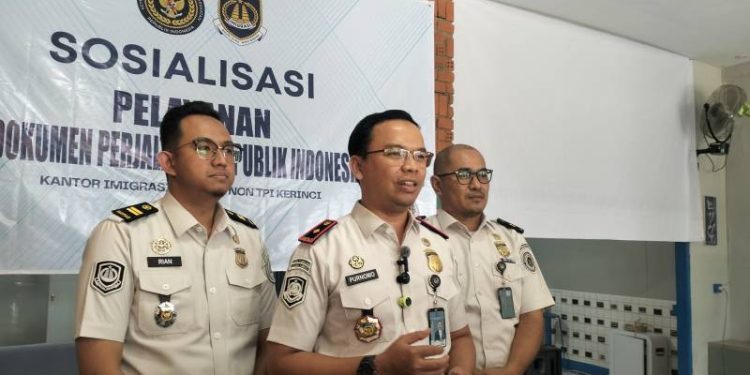 Imigrasi Kerinci Deportasi Tiga WNA karena Pelanggaran Keimigrasian