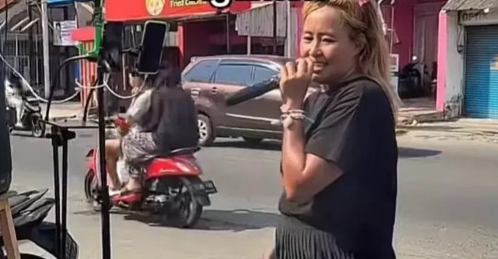 Viral! Pinkan Mambo Ngamen di Jalan Jadi Sorotan Publik