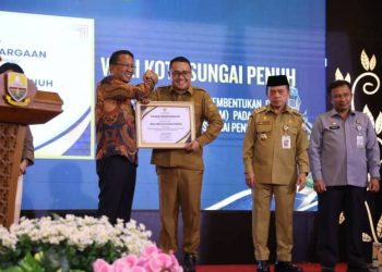 Dukung Pembentukan Posbakum, Wako Alfin Terima Penghargaan dari Menkum RI