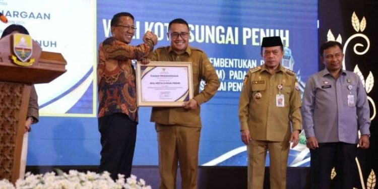 Dukung Pembentukan Posbakum, Wako Alfin Terima Penghargaan dari Menkum RI