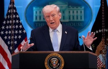 Negosiasi AS-Iran Buntu, Trump Ancam Blokade Selat Hormuz