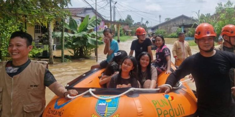 Hujan Deras, Banjir Rendam Rumah dan Sarana Pendidikan di Kota Jambi