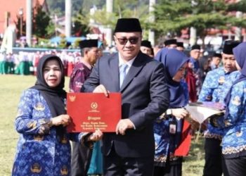 Pimpin Upacara Hardiknas 2026: Wako Alfin Berikan Penghargaan Kepada Tokoh Pendidikan