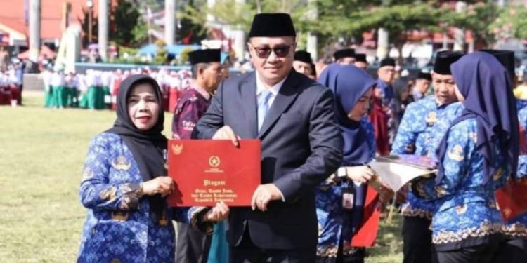 Pimpin Upacara Hardiknas 2026: Wako Alfin Berikan Penghargaan Kepada Tokoh Pendidikan