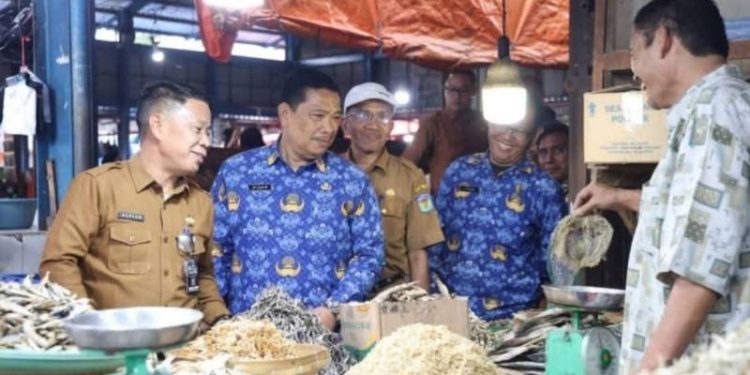 Sekda Alpian Pantau Penataan Pasar Tanjung Bajure, Pedagang Sampaikan Sejumlah Keluhan
