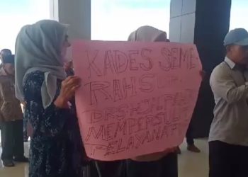 Warga Semerah Geruduk Kantor Bupati Kerinci