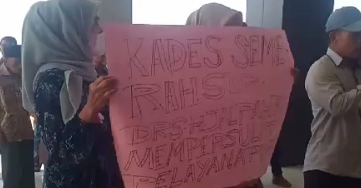 Warga Semerah Geruduk Kantor Bupati Kerinci