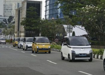 Tips Mengemudi Mobil Listrik Agar Baterai Lebih Awet saat Perjalanan Jauh