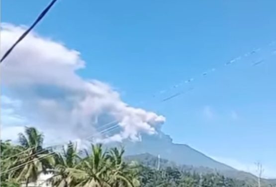 Gunung Marapi Sumbar Erupsi, Abu Vulkanik Membumbung Hingga 2 Kilometer
