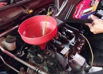 Hati-hati Jangan Asal di Sedot, Ini Tips Ganti Oli Mesin yang Benar