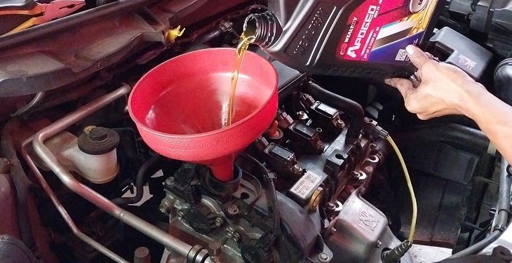 Hati-hati Jangan Asal di Sedot, Ini Tips Ganti Oli Mesin yang Benar