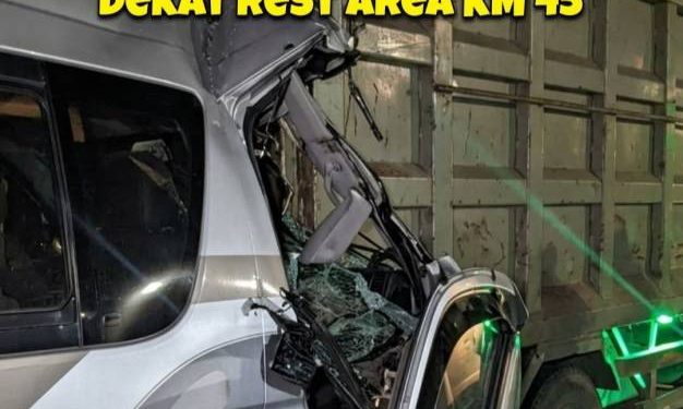 Mobil Travel Hiace Tabrak Truk di Tol Pekanbaru-Dumai