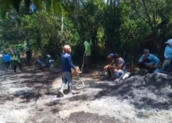 Warga Gotong Royong dan Patungan Perbaiki Jalan Kabupaten ke RS Bukit Kerman Rusak Parah