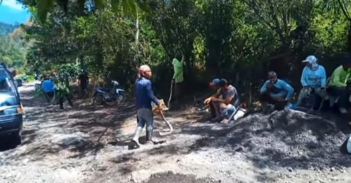 Warga Gotong Royong dan Patungan Perbaiki Jalan Kabupaten ke RS Bukit Kerman Rusak Parah