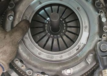 Cara Sederhana Mengetahui Ciri-ciri Kopling Mobil Aus