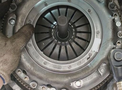 Cara Sederhana Mengetahui Ciri-ciri Kopling Mobil Aus