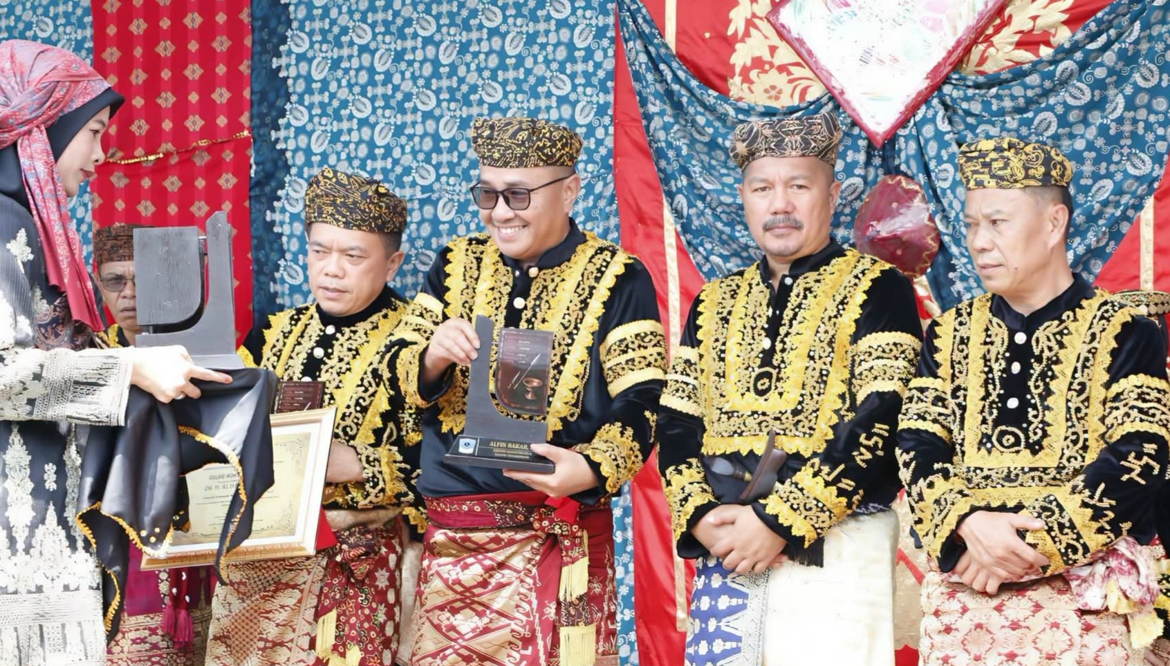 Wako Alfin Sandang Gelar Adat