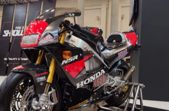Honda NSR250 MC28 Full Karbon Jadi Magnet
