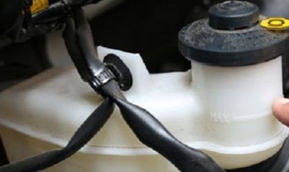 Cara Mudah Mengecek Kebocoran Minyak Rem Mobil