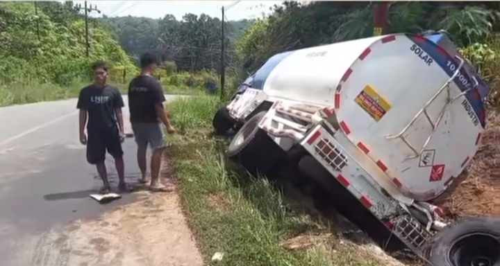 Truck Tangki Bermuatan BBM Tergelincir