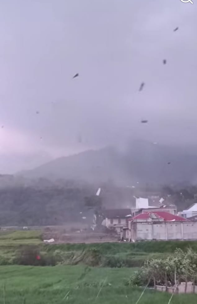 Breaking News: Angin Puting Beliung Terjang Kerinci, Puluhan Rumah Warga Rusak