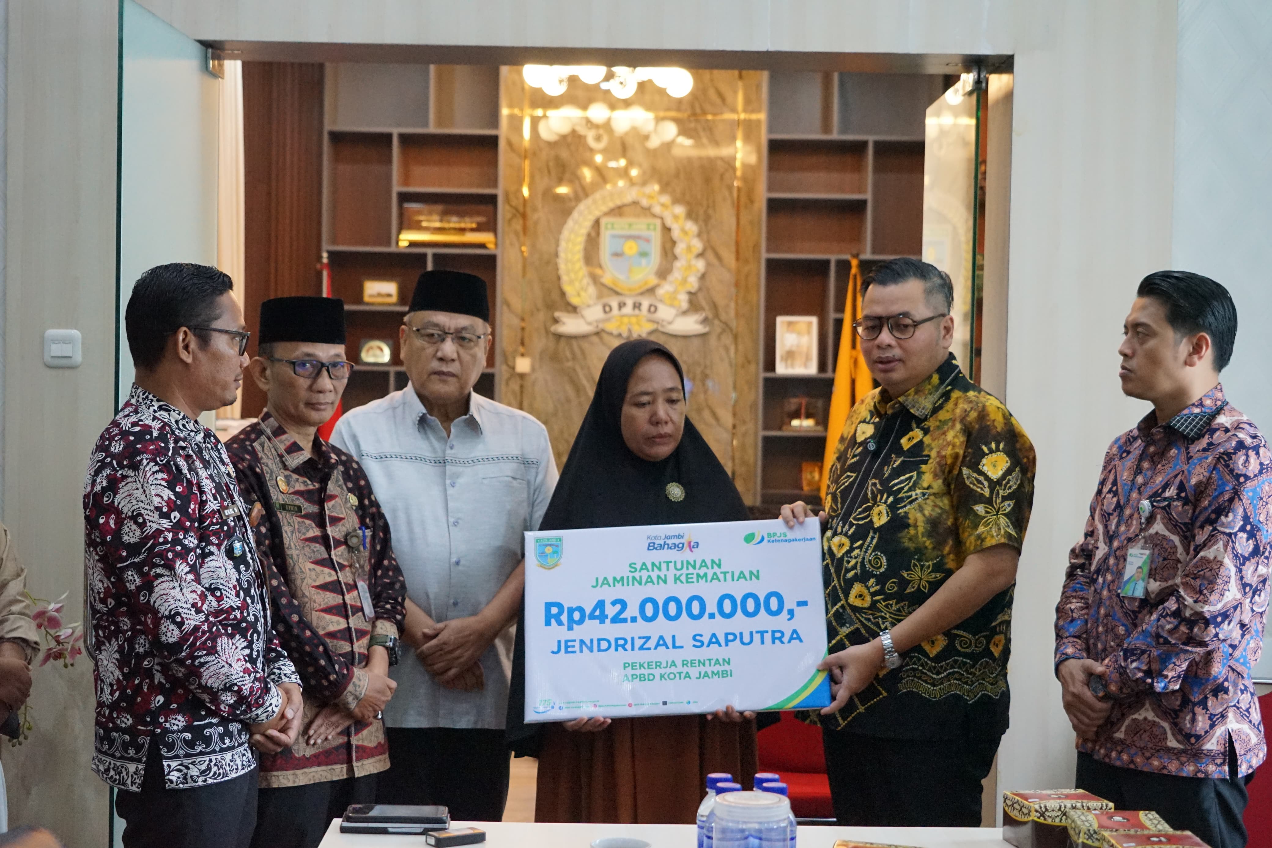 Ketua DPRD Kota Jambi Serahkan Kartu BPJS Ketenagakerjaan