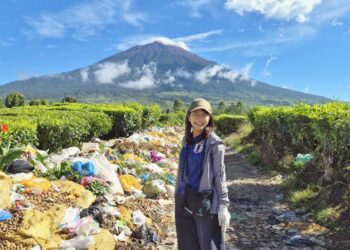 Pemandangan Tumpukan Sampah di Bawah Gunung Kerinci