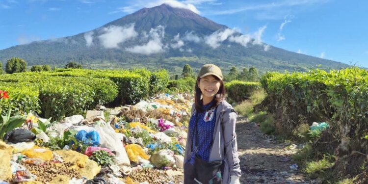 Pemandangan Tumpukan Sampah di Bawah Gunung Kerinci