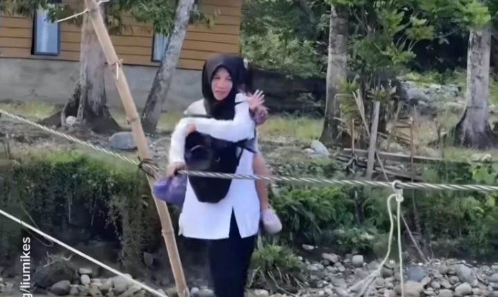 Viral Guru Seberangi Jembatan Rusak di Aceh Barat
