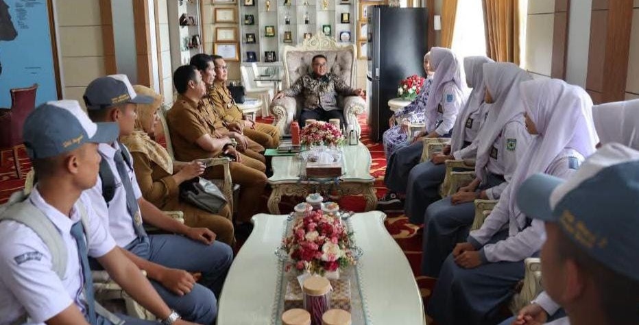 Wali Kota Alfin Lepas Paskibraka Sungai Penuh