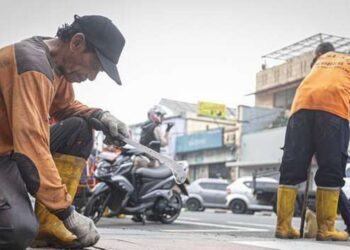 Ribuan Warga Jabar Beralih Jadi Penyapu Jalan, Digaji Rata-rata Rp3,3 Juta per Bulan